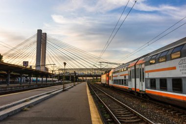Coronavirus COVID-19 virüsünün neden olduğu değişiklikler ve komplikasyonlar, kalabalık olmayan dünya, boş tren platformu. Bükreş, Romanya, 2020 'deki Kuzey Tren İstasyonu' nda ne bir yolcu ne de bir yolcu var.