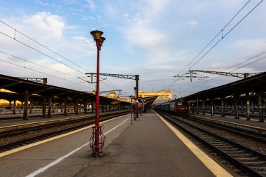 Coronavirus COVID-19 virüsünün neden olduğu değişiklikler ve komplikasyonlar, kalabalık olmayan dünya, boş tren platformu. Bükreş, Romanya, 2020 'deki Kuzey Tren İstasyonu' nda ne bir yolcu ne de bir yolcu var.