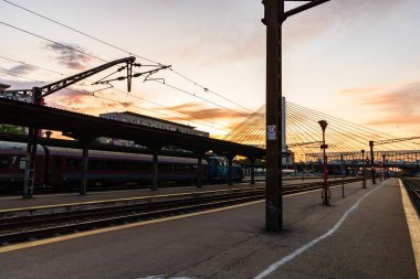 Coronavirus COVID-19 virüsünün neden olduğu değişiklikler ve komplikasyonlar, kalabalık olmayan dünya, boş tren platformu. Bükreş, Romanya, 2020 'deki Kuzey Tren İstasyonu' nda ne bir yolcu ne de bir yolcu var.