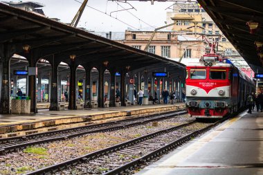Coronavirus COVID-19 virüsünün neden olduğu değişiklikler ve komplikasyonlar, kalabalık olmayan dünya, boş tren platformu. Bükreş, Romanya, 2020 'deki Kuzey Tren İstasyonu' nda ne bir yolcu ne de bir yolcu var.
