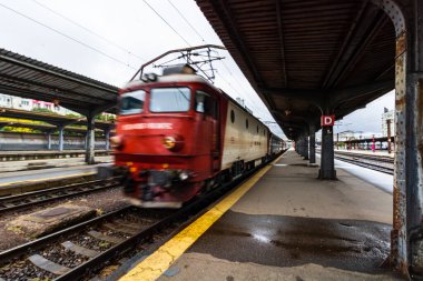 Coronavirus COVID-19 virüsünün neden olduğu değişiklikler ve komplikasyonlar, kalabalık olmayan dünya, boş tren platformu. Bükreş, Romanya, 2020 'deki Kuzey Tren İstasyonu' nda ne bir yolcu ne de bir yolcu var.