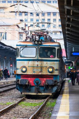 Coronavirus COVID-19 virüsünün neden olduğu değişiklikler ve komplikasyonlar, kalabalık olmayan dünya, boş tren platformu. Bükreş, Romanya, 2020 'deki Kuzey Tren İstasyonu' nda ne bir yolcu ne de bir yolcu var.