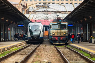 Coronavirus COVID-19 virüsünün neden olduğu değişiklikler ve komplikasyonlar, kalabalık olmayan dünya, boş tren platformu. Bükreş, Romanya, 2020 'deki Kuzey Tren İstasyonu' nda ne bir yolcu ne de bir yolcu var.