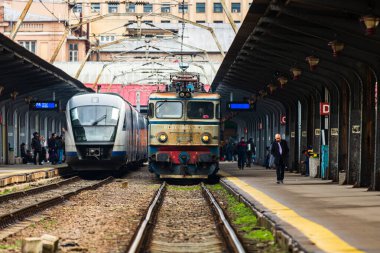 Coronavirus COVID-19 virüsünün neden olduğu değişiklikler ve komplikasyonlar, kalabalık olmayan dünya, boş tren platformu. Bükreş, Romanya, 2020 'deki Kuzey Tren İstasyonu' nda ne bir yolcu ne de bir yolcu var.