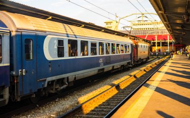 Coronavirus COVID-19 virüsünün neden olduğu değişiklikler ve komplikasyonlar, kalabalık olmayan dünya, boş tren platformu. Bükreş, Romanya, 2020 'deki Kuzey Tren İstasyonu' nda ne bir yolcu ne de bir yolcu var.