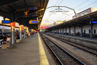 Coronavirus COVID-19 virüsünün neden olduğu değişiklikler ve komplikasyonlar, kalabalık olmayan dünya, boş tren platformu. Bükreş, Romanya, 2020 'deki Kuzey Tren İstasyonu' nda ne bir yolcu ne de bir yolcu var.
