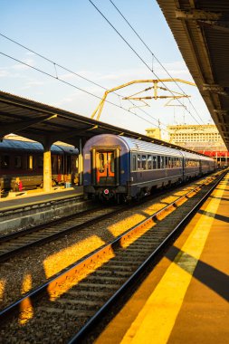 Coronavirus COVID-19 virüsünün neden olduğu değişiklikler ve komplikasyonlar, kalabalık olmayan dünya, boş tren platformu. Bükreş, Romanya, 2020 'deki Kuzey Tren İstasyonu' nda ne bir yolcu ne de bir yolcu var.