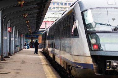 Coronavirus COVID-19 virüsünün neden olduğu değişiklikler ve komplikasyonlar, kalabalık olmayan dünya, boş tren platformu. Bükreş, Romanya, 2020 'deki Kuzey Tren İstasyonu' nda ne bir yolcu ne de bir yolcu var.
