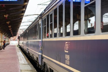 Coronavirus COVID-19 virüsünün neden olduğu değişiklikler ve komplikasyonlar, kalabalık olmayan dünya, boş tren platformu. Bükreş, Romanya, 2020 'deki Kuzey Tren İstasyonu' nda ne bir yolcu ne de bir yolcu var.