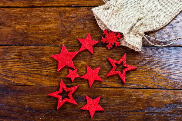 Noel ağacını renkli bir Noel kompozisyonuyla süslemek için süsler ve süsler.,