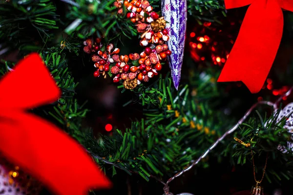 Karácsonyi Díszek Lógnak Fenyőfán Díszített Karácsonyfa Fir Karácsonyi Baubles Dekoráció — Stock Fotó