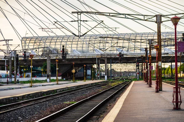 Coronavirus COVID-19 virüsünün neden olduğu değişiklikler ve komplikasyonlar, kalabalık olmayan dünya, boş tren platformu. Bükreş, Romanya, 2020 'deki Kuzey Tren İstasyonu' nda ne bir yolcu ne de bir yolcu var.