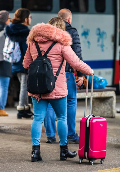 Romanya 'nın Bükreş kentindeki Bükreş Kuzey Demiryolu İstasyonu' nun (Gara de Nord Bükreş) tren peronunda bavul ve sırt çantası taşıyan gezginler ve banliyö yolcuları görülüyor.