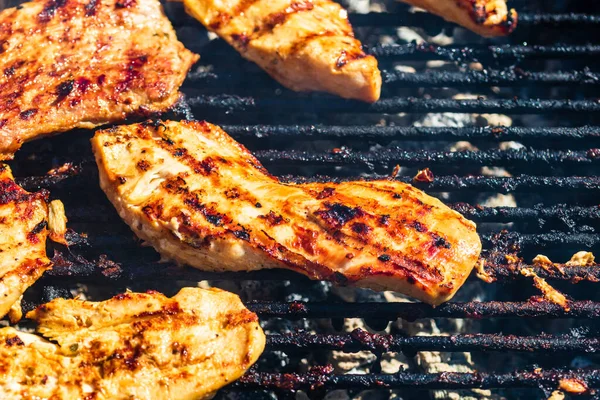 Auf Dem Holzkohlegrill Gegrilltes Hähnchen Und Schweinesteak Blick Von Oben — Stockfoto