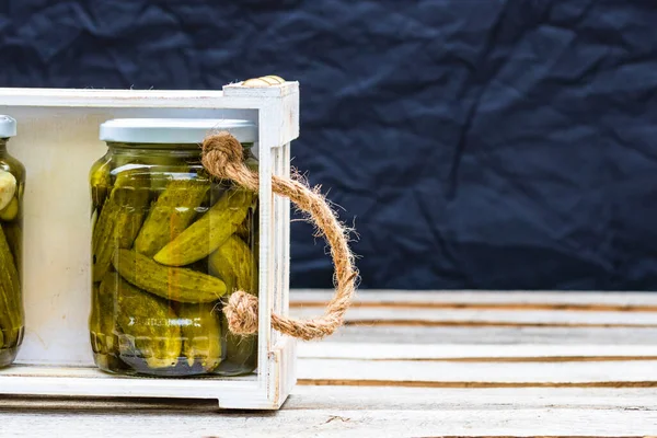 Caisse Bois Avec Bocaux Verre Avec Cornichons Isolés Concept Conserves — Photo