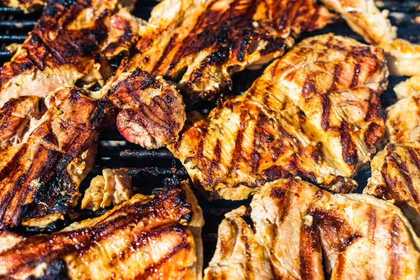 Auf Dem Holzkohlegrill Gegrilltes Hähnchen Und Schweinesteak Blick Von Oben — Stockfoto