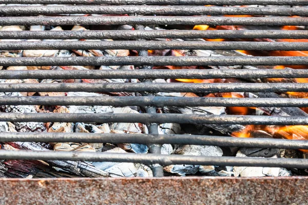 Parrilla Barbacoa Carbón Caliente Vacía Con Fuego Ardiente Con Llama — Foto de Stock