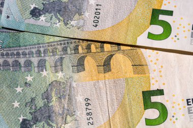 Avro banknotlarının detaylarına özen göster. Para banknotlarının makro detaylarını kapat, 5 Euro izole edilmiş. Dünya para kavramı, enflasyon ve ekonomi kavramı