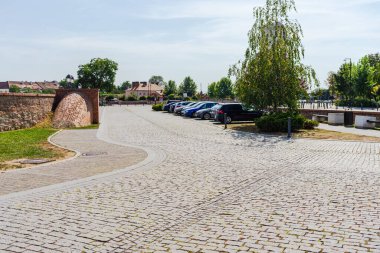 Romanya, Alba Iulia 'da kaldırım taşı caddesi boyunca park etmiş arabalar, 2020.