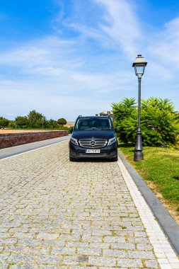 Siyah Mercedes Van arabası, 2020 'de Alba Iulia' da bir kaldırım taşı caddesinde park edilmiş.