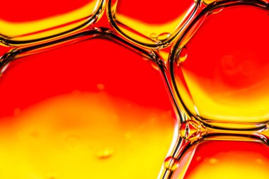 Su yüzeyinde yağ damlaları ve dalgaları olan soyut renkli arkaplan. Soyut arkaplan kavramı