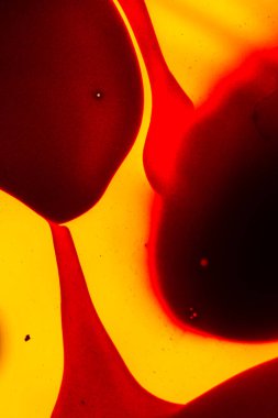 Su yüzeyinde yağ damlaları ve dalgaları olan soyut renkli arkaplan. Soyut arkaplan kavramı