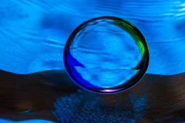 Su yüzeyinde yağ damlaları ve dalgaları olan soyut renkli arkaplan. Soyut arkaplan kavramı