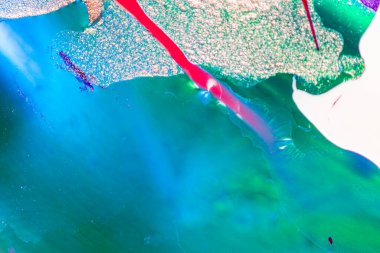 Su yüzeyinde yağ damlaları ve dalgaları olan soyut renkli arkaplan. Soyut arkaplan kavramı