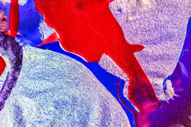 Su yüzeyinde yağ damlaları ve dalgaları olan soyut renkli arkaplan. Soyut arkaplan kavramı