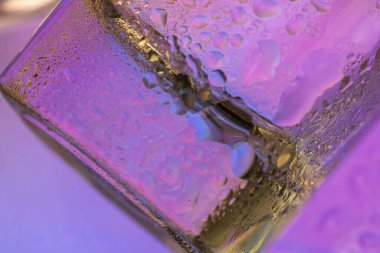 Renkli yüzeyde su damlaları olan soyut renkli arkaplan ya da arkaplan. Soyut arkaplan kavramı