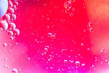 Su yüzeyinde yağ damlaları ve dalgaları olan soyut renkli arkaplan. Soyut arkaplan kavramı