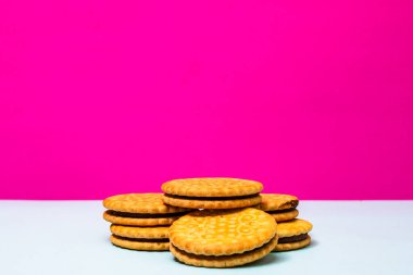 Çikolata kremalı yuvarlak bisküviler, çikolatalı bisküviler izole edilmiş..