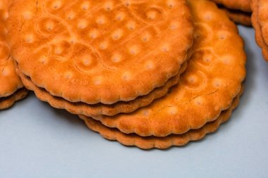 Çikolata kremalı yuvarlak bisküviler, çikolatalı bisküviler izole edilmiş..