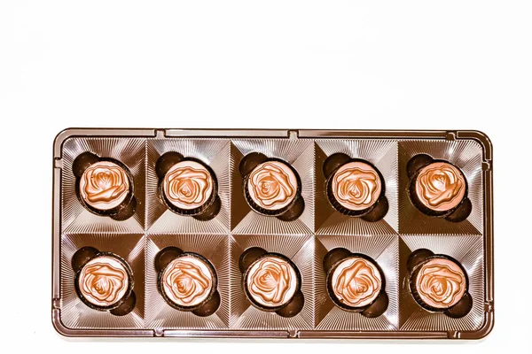 Verschiedene Leckere Schokoladenpralinen Schachtel Nahaufnahme Von Bonbons Isoliert Auf Weißem — Stockfoto