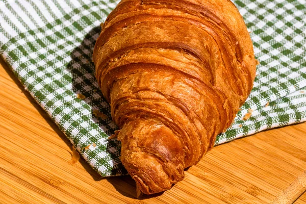 Detail Čerstvého Croissantu Dřevěném Stole Jídlo Snídaně Close Fotografie Francouzského — Stock fotografie