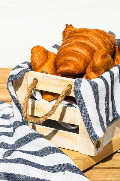 Čerstvý Croissant Listové Těsto Francouzský Croissant Máslem Dřevěné Bedně Jídlo — Stock fotografie