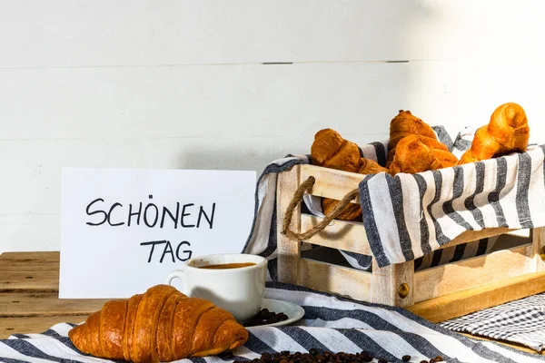 Kaffeetasse Und Gebuttertes Frisches Französisches Croissant Auf Holzkiste — Stockfoto