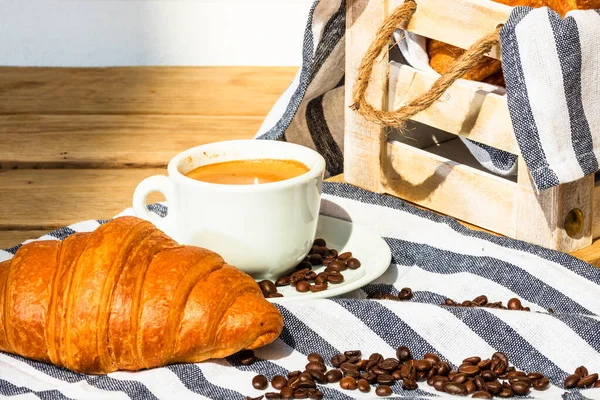 Massa Folhada Xícara Café Croissant Francês Com Manteiga Caixa Madeira — Fotografia de Stock