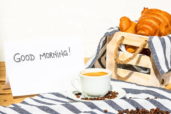 Xícara Café Croissant Francês Fresco Com Manteiga Caixa Madeira — Fotografia de Stock