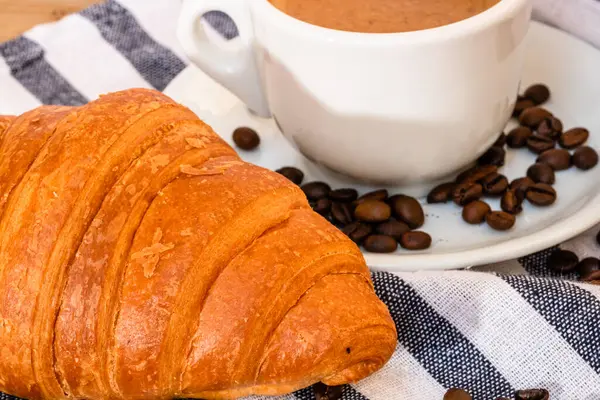 Massa Folhada Xícara Café Croissant Francês Com Manteiga Caixa Madeira — Fotografia de Stock