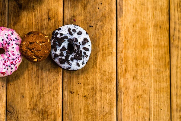 Rosquillas Colores Mesa Madera Azúcar Dulce Con Glaseado Espolvoreado Rosquilla — Foto de Stock