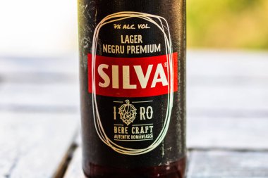 Silva Dark bira (ormanın Latince adı) bira şişesi, Heineken 'in sahibi olduğu popüler Romen birası markasının izole edilmiş detaylarını anlatıyor. Bükreş, Romanya, 2020