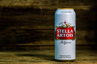 Harika Belçika birası, Stella Artois. Belçika birası birası kutusu. Romanya, Bükreş 'te stüdyo fotoğraf çekimi, 2020