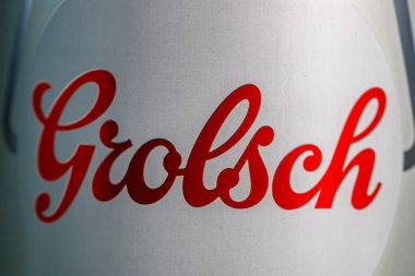 Grolsch Premium Pilsner 'ın detaylı fotoğrafı. Grolsch Premium Bira Kutusu. Romanya, Bükreş 'te stüdyo fotoğraf çekimi, 2020