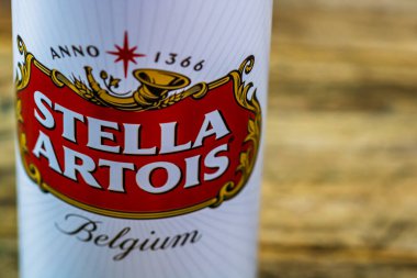 Harika Belçika birası, Stella Artois. Belçika birası birası kutusu. Romanya, Bükreş 'te stüdyo fotoğraf çekimi, 2020