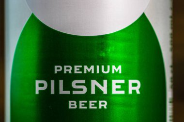 Grolsch Premium Pilsner 'ın detaylı fotoğrafı. Grolsch Premium Bira Kutusu. Romanya, Bükreş 'te stüdyo fotoğraf çekimi, 2020