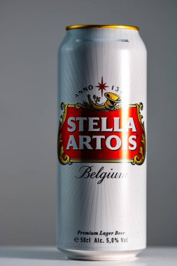 Harika Belçika birası, Stella Artois. Belçika birası birası kutusu. Romanya, Bükreş 'te stüdyo fotoğraf çekimi, 2020