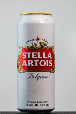 Harika Belçika birası, Stella Artois. Belçika birası birası kutusu. Romanya, Bükreş 'te stüdyo fotoğraf çekimi, 2020