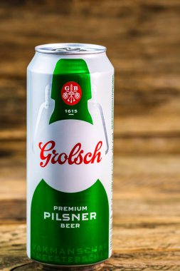 Grolsch Premium Pilsner - Grolsch Premium Lager, Hollanda Grolsch Bira Fabrikası 'nın amiral gemisi. Romanya, Bükreş 'te stüdyo fotoğraf çekimi, 2020