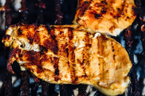 炭火焼で焼いた鶏と豚のステーキ キャンプのトップビューおいしいバーベキュー フードコンセプト グリル上の食品やグリル上の食品の詳細 — ストック写真